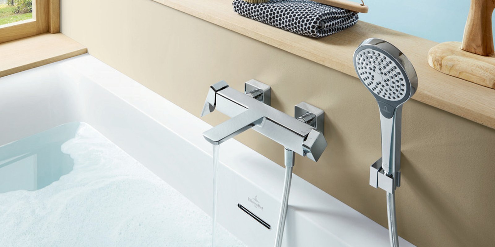 Eine Badewanne in der das Wasser laeuft