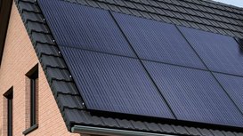 Eine Photovoltaik und Solarthermie auf einem Seildach